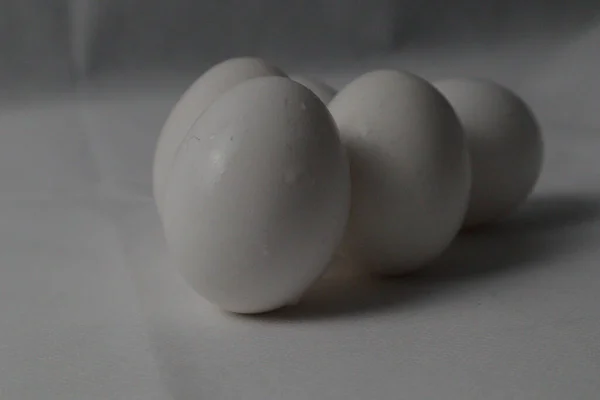 Detailní Záběr Vajíček Bílém Povrchu — Stock fotografie