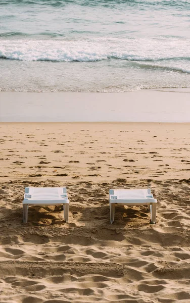 ポルトガルのカパリカに2つのサンベッドがある砂のビーチの魅惑的な景色 — ストック写真