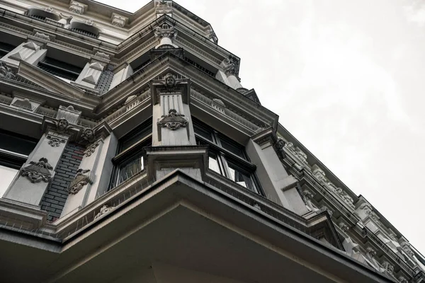 Uma Foto Baixo Ângulo Edifício Representando Arquitetura Alemã Colônia — Fotografia de Stock