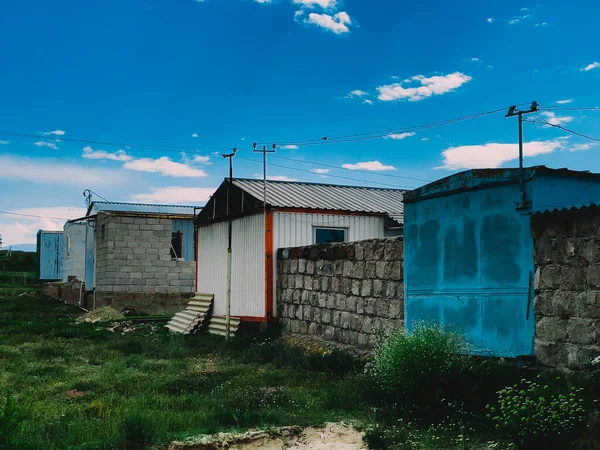 Yeşil Arazide Yüksek Taş Çitleri Olan Kulübeler — Stok fotoğraf