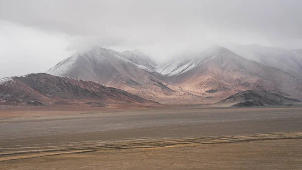 Disparo Del Desierto Atacama Con Montañas Rojas Durante Tiempo Brumoso — Foto de Stock