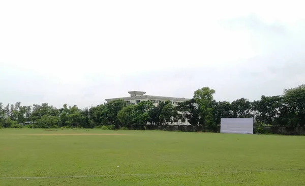 Campo Futebol Com Árvores Cobrindo Vista Antigo Edifício Branco — Fotografia de Stock