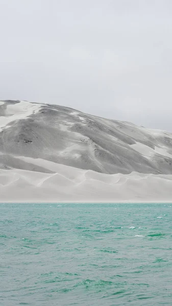 Una Vista Panorámica Una Isla Cubierta Nieve Con Mar Parcialmente —  Fotos de Stock
