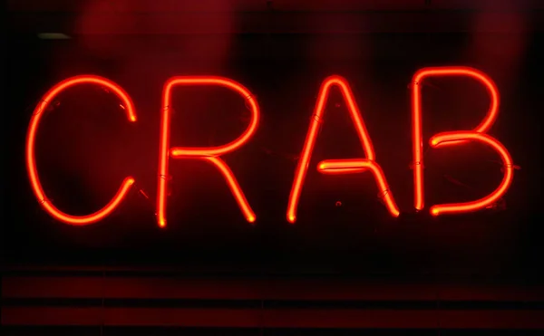 Ein Leuchtend Neonrot Beleuchtetes Crab Schild — Stockfoto