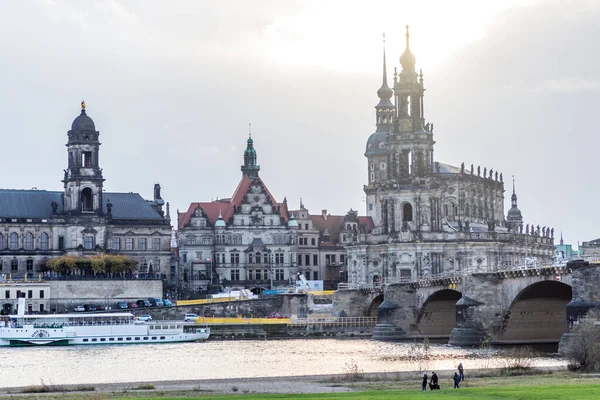 Het Uitzicht Katholieke Kathedraal Hofkirche Bij Rivier Een Sombere Dag — Stockfoto