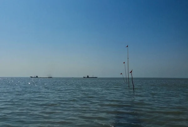 Día Soleado Mar Con Cielo Azul Claro Sobre Agua Siluetas — Foto de Stock