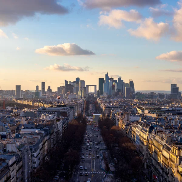 曇った日にフランスのパリの街並みの垂直ショット — ストック写真