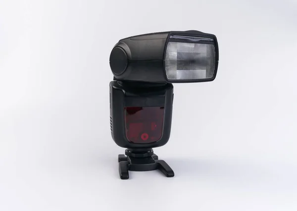 Een Handheld Flitser Voor Fotocamera Geïsoleerd Een Witte Achtergrond — Stockfoto