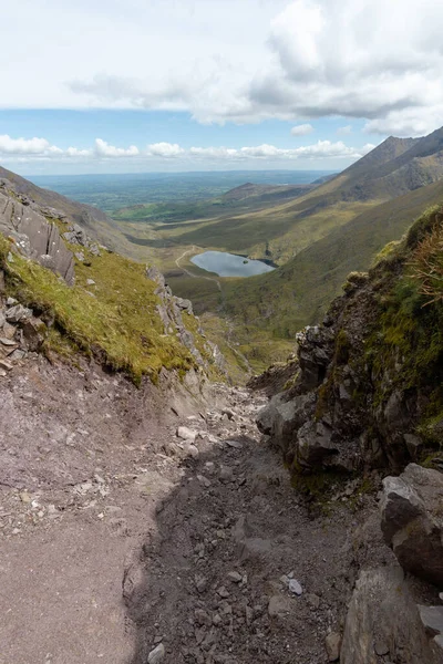 Eine Vertikale Aufnahme Hoher Berge Und Eines Kleinen Sees Killarney — Stockfoto