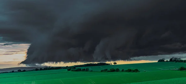 Ett Åskväder Gröna Fälten Gryningen Dagen — Stockfoto