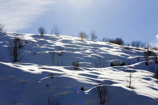 冬季阳光明媚的一天 佐治亚州古都里雪山的美丽风景 — 图库照片