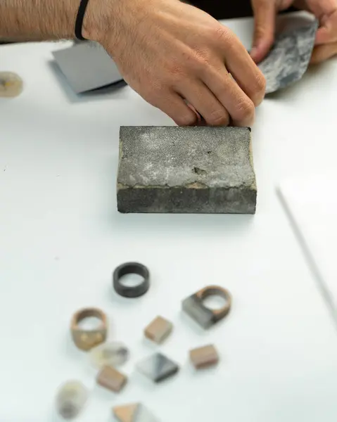 Een Close Shot Van Mannelijke Handen Crafting Houten Ringen Van — Stockfoto