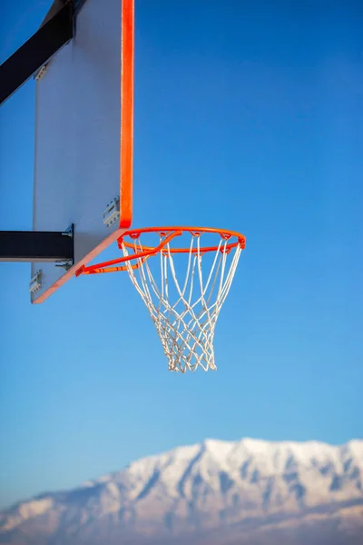 Ein Vertikaler Schuss Eines Basketballkorbs — Stockfoto