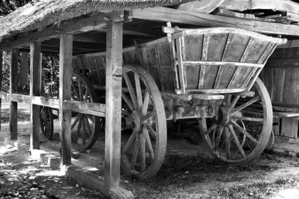 Graustufenaufnahme Eines Alten Hölzernen Wagens — Stockfoto