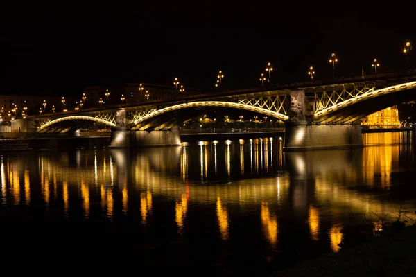 Widok Nocnego Podświetlanego Mostu Małgorzaty Budapeszcie Węgry Odbicie Wodzie — Zdjęcie stockowe