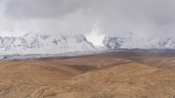 Plano Las Montañas Contrastantes Blanco Campos Con Tono Rojo — Foto de Stock