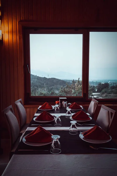窓からの美しい景色を望む4つの椅子の古典的な茶色のテーブル — ストック写真