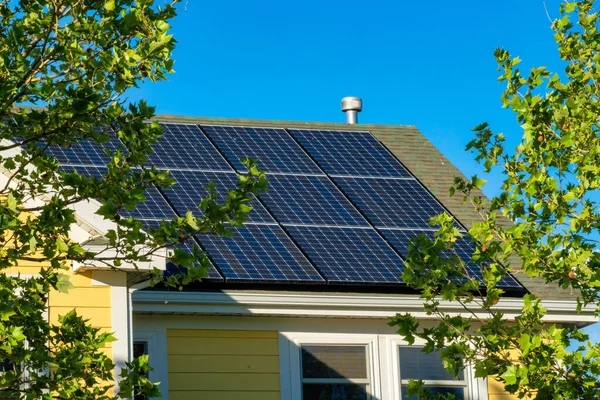 Una Casa Con Paneles Solares Rodeada Árboles — Foto de Stock