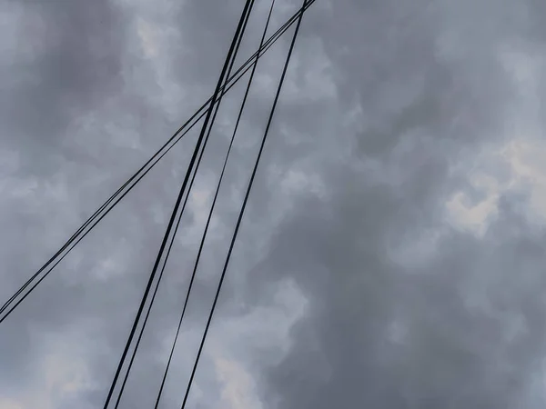 暗い空の背景にケーブル線の低角度ショット — ストック写真