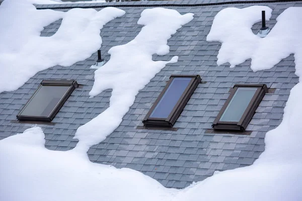 Крупный План Снежной Крыши Дома — стоковое фото