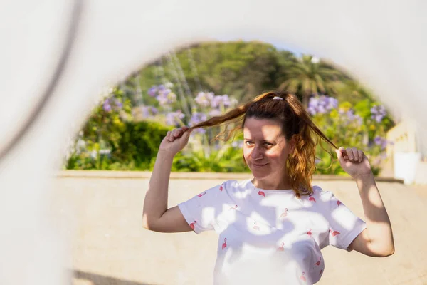 Uma Mulher Espanhola Posando Sob Luz Sol — Fotografia de Stock