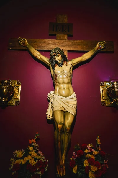 Plano Vertical Crucifixión Jesús Con Flores Abajo Una Iglesia — Foto de Stock