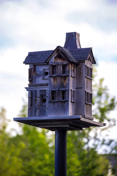 Vintage Houten Vogelhuisje Een Zuil Met Bomen Lucht Achtergrond — Stockfoto