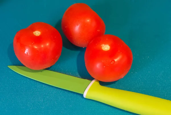 Eine Nahaufnahme Von Drei Lebendigen Feuchten Tomaten Mit Einem Grünen — Stockfoto