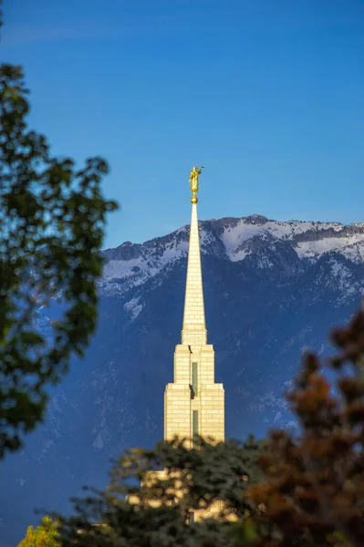 Mormon Church Utah Trees Mountain Blue Sky Background — Stock Photo, Image