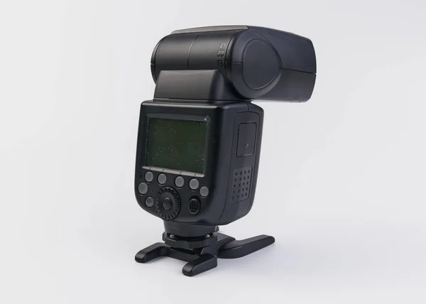 Een Handheld Flitser Voor Fotocamera Geïsoleerd Een Witte Achtergrond — Stockfoto