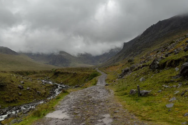 Eine Wunderschöne Landschaft Mit Pfad Führt Den Nebligen Bergen Kerry — Stockfoto