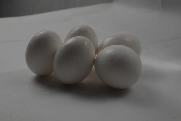 Tiro Perto Ovos Uma Superfície Branca — Fotografia de Stock