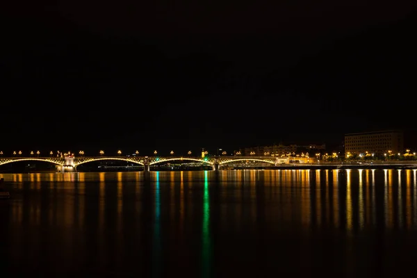 Uma Vista Noturna Iluminada Ponte Margaret Budapeste Hungria — Fotografia de Stock