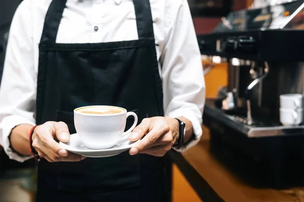 Une Mise Point Sélective Une Tasse Café Dans Les Mains — Photo