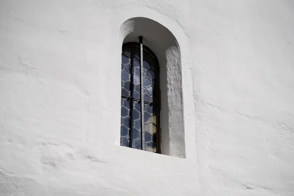 Снимок Закругленного Окна Декоративным Стеклом Старой Белой Окрашенной Стене — стоковое фото
