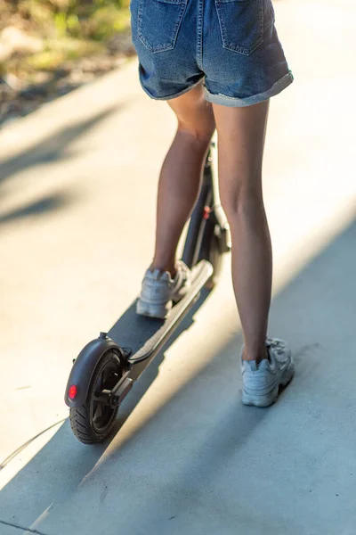 Disparo Vertical Una Mujer Sexy Montando Scooter Eléctrico Día Verano —  Fotos de Stock