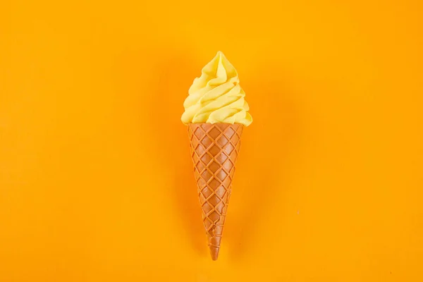 Uma Vista Superior Sorvete Amarelo Cone Isolado Fundo Laranja — Fotografia de Stock