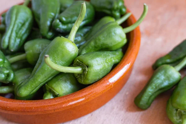 Primer Plano Montón Pimientos Padron Verdes Frescos Tazón Marrón Mesa — Foto de Stock