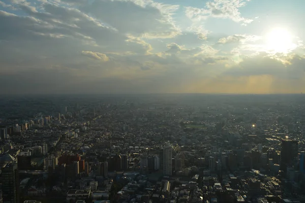日の出の東京の街並みを空中で撮影 — ストック写真