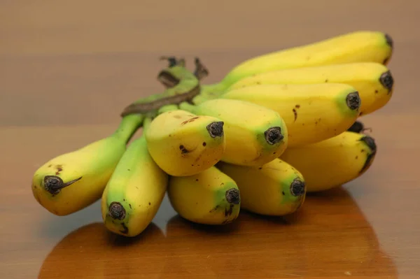 Рука Бананов Деревянном Столе — стоковое фото