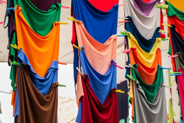 Färgglada Kläder Hängande Utomhusmarknad — Stockfoto