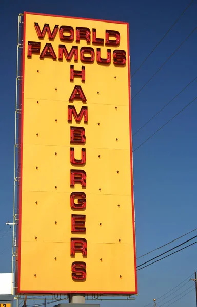 Colpo Verticale Vecchio Negozio Alimentari Segnaletica Con World Famous Hamburgers — Foto Stock