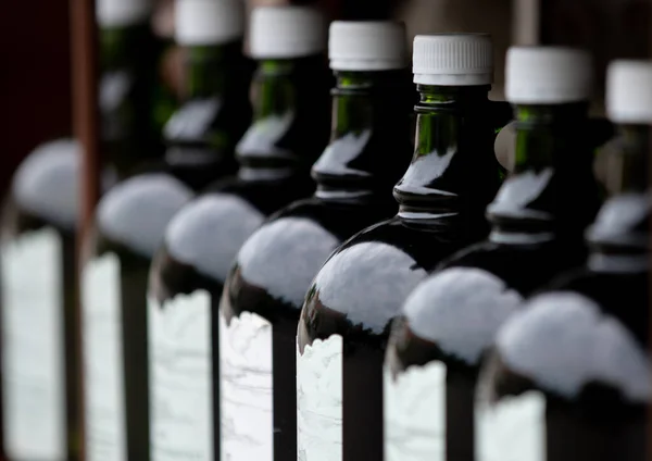 白キャップのワインボトルの行の選択的フォーカスショット — ストック写真