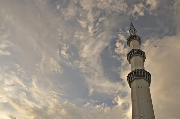 Colpo Angolo Basso Dello Skyline Sultan Salahuddin Abdul Aziz Moschea — Foto Stock