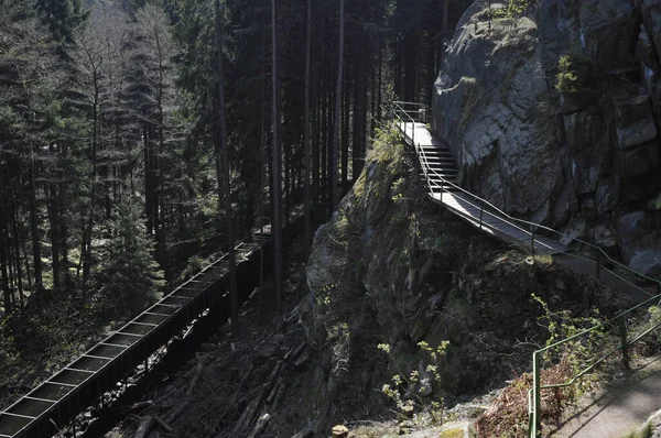 一座陡峭的岩石山 山边有人行道 旁边有铁路 — 图库照片