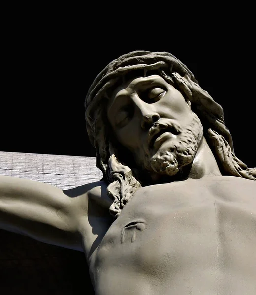 Close Olhando Para Cabeça Crucifixo Concreto Livre Peito Jesus Isolado — Fotografia de Stock