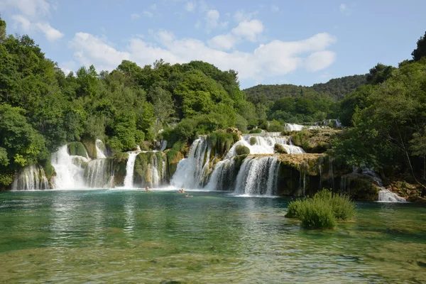 Krásné Vodopády Národního Parku Krka Chorvatsku Hustým Lesem Vrcholu — Stock fotografie