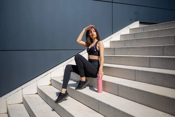 Une Vue Panoramique Une Fille Blanche Caucasienne Portant Des Vêtements — Photo