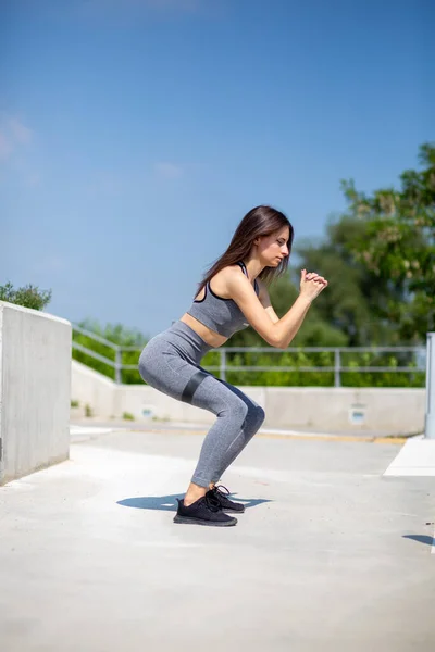 Vertical Shot White Caucasian Girl Wearing Athletic Clothes Exercising — Zdjęcie stockowe