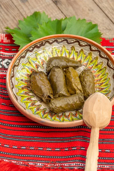 Närbild Buskdolma Träplattan Och Träsked Röd Traditionell Matta — Stockfoto